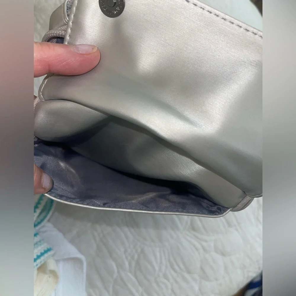 IHKWIP XL EVERYDAY ESSENTIALS CROSSBODY WITH TWO STRAPS METALLIC SILVER - Picture 4 of 12